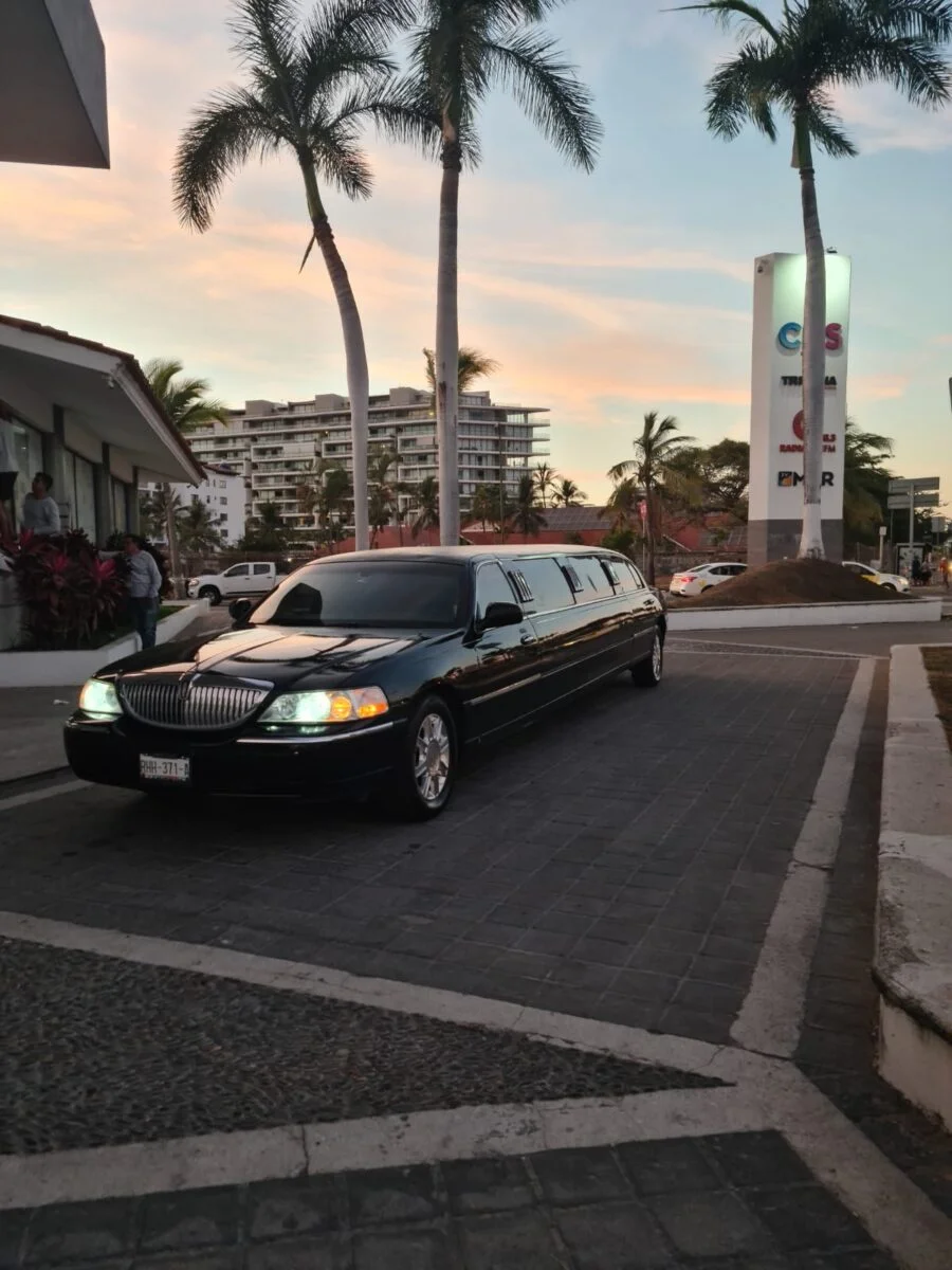 Lincoln Town Car Black - Image 11