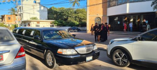 Lincoln Town Car Black - Image 2