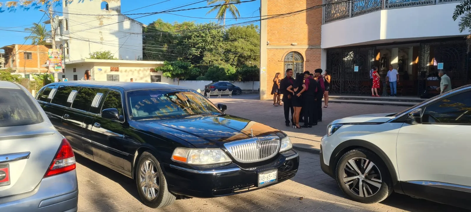 Lincoln Town Car Black - Image 2