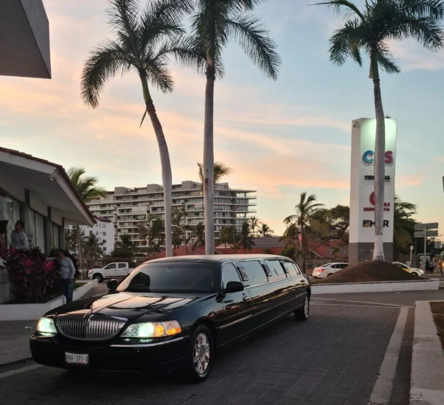 Lincoln Town Car Black - Image 12