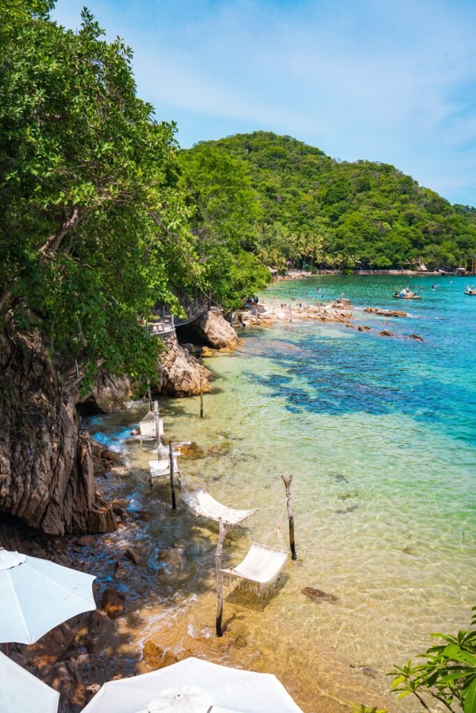 Aguas transparentes y costa tropical de Las Caletas, Puerto Vallarta