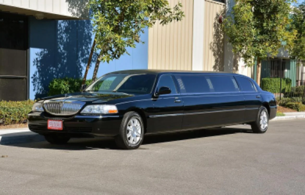 Lincoln Town Car Black