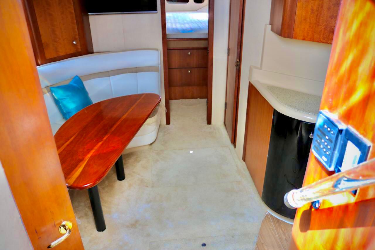 cruiser-44ft-interior-sala-cocineta
