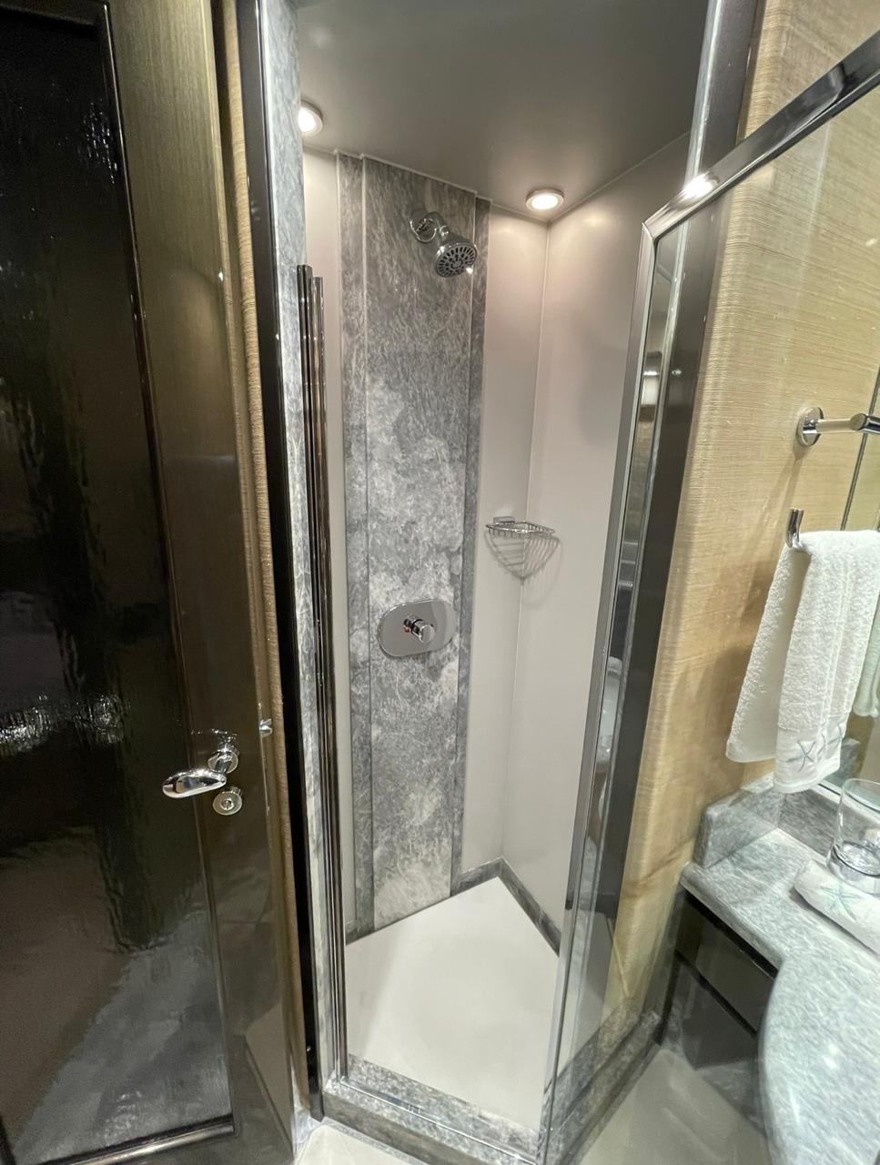 Luxury Yacht Palmer Johnson 120 pies – Experiencia Gourmet Exclusiva - Image 11