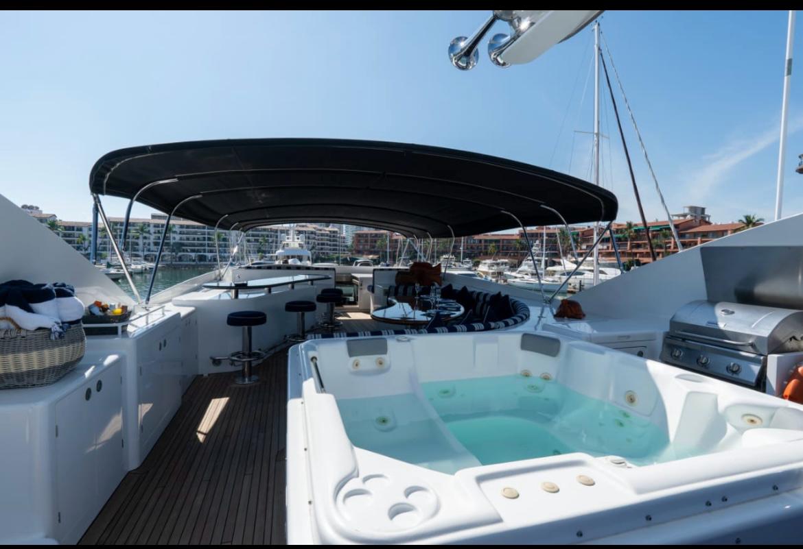 Luxury Yacht Palmer Johnson 120 pies – Experiencia Gourmet Exclusiva - Image 4