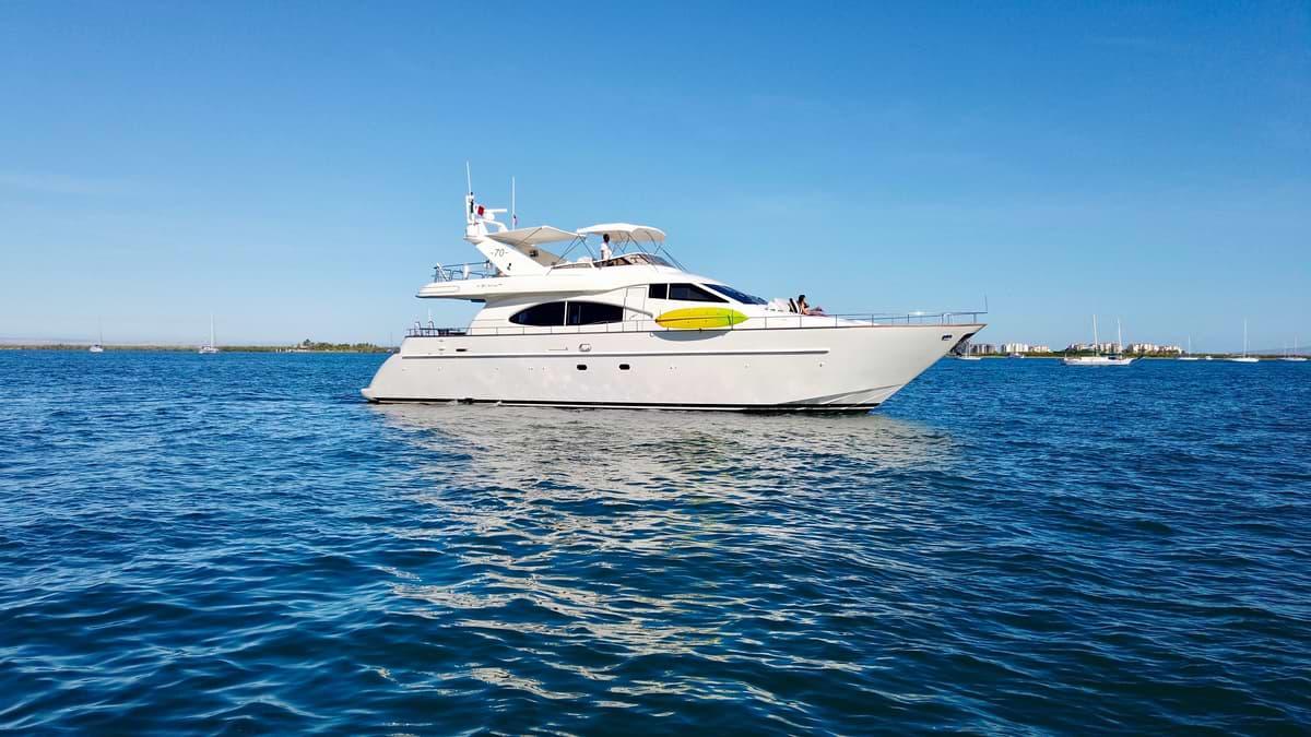 Luxury Yacht Azimut 70ft