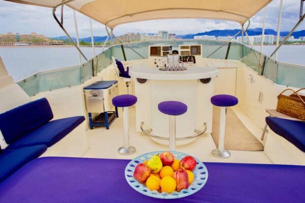 Luxury Yacht Hatteras 75ft 3
