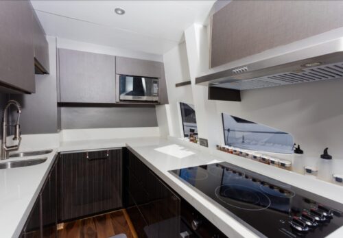 Luxury yacht Azimut 85ft - Image 13