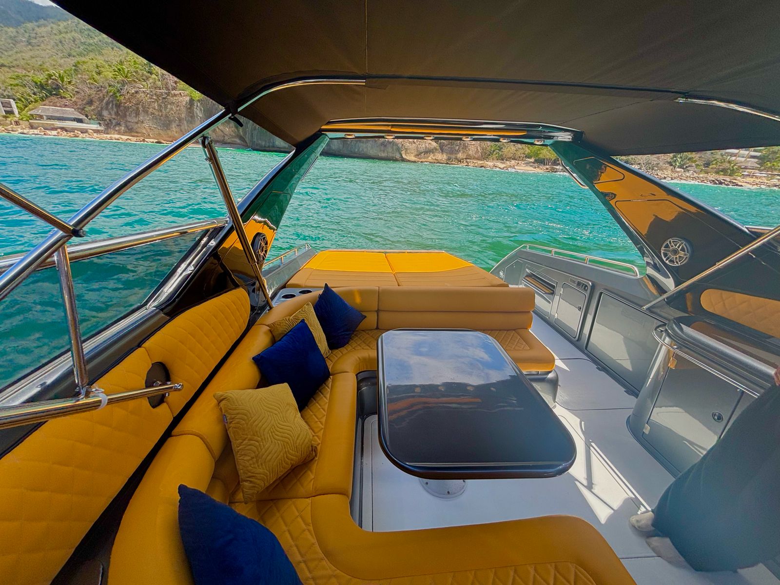 Sunseeker 55FT Yate de Lujo Privado en Puerto Vallarta - Image 2