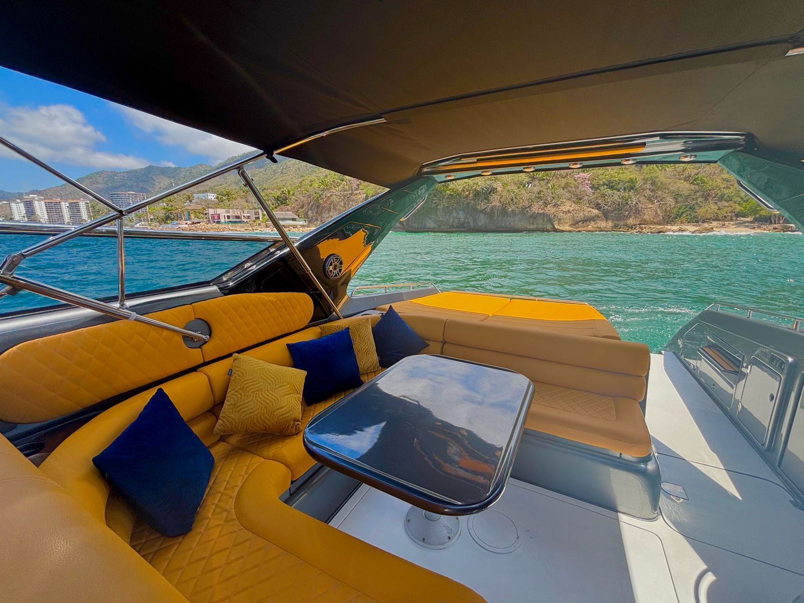 Sunseeker 55FT Yate de Lujo Privado en Puerto Vallarta - Image 3