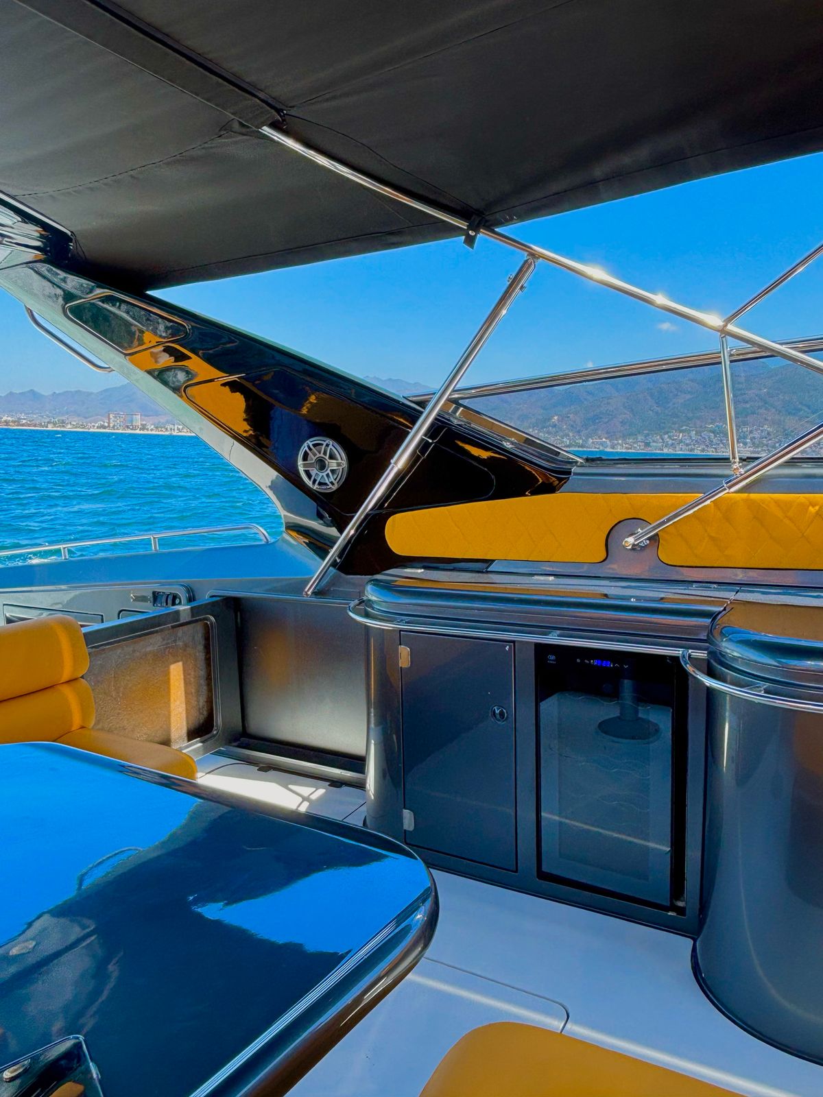 Sunseeker 55FT Yate de Lujo Privado en Puerto Vallarta - Image 4