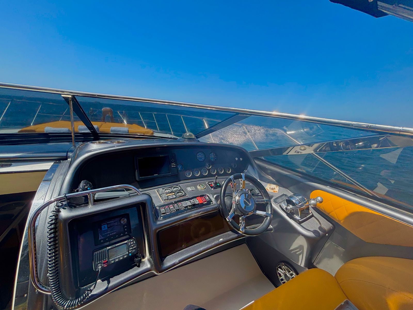 Sunseeker 55FT Yate de Lujo Privado en Puerto Vallarta - Image 5