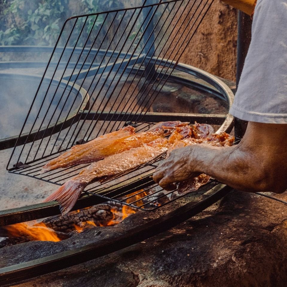 Preparación de pescado a las brasas en Ánima