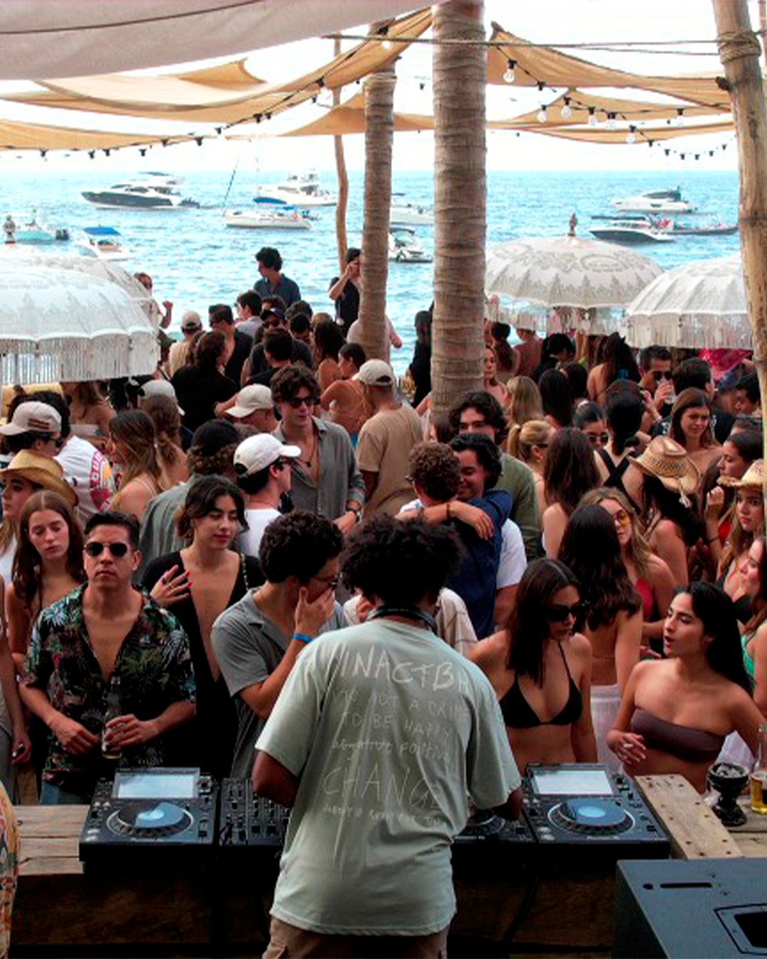 DJ y visitantes en Ánima Beach Club