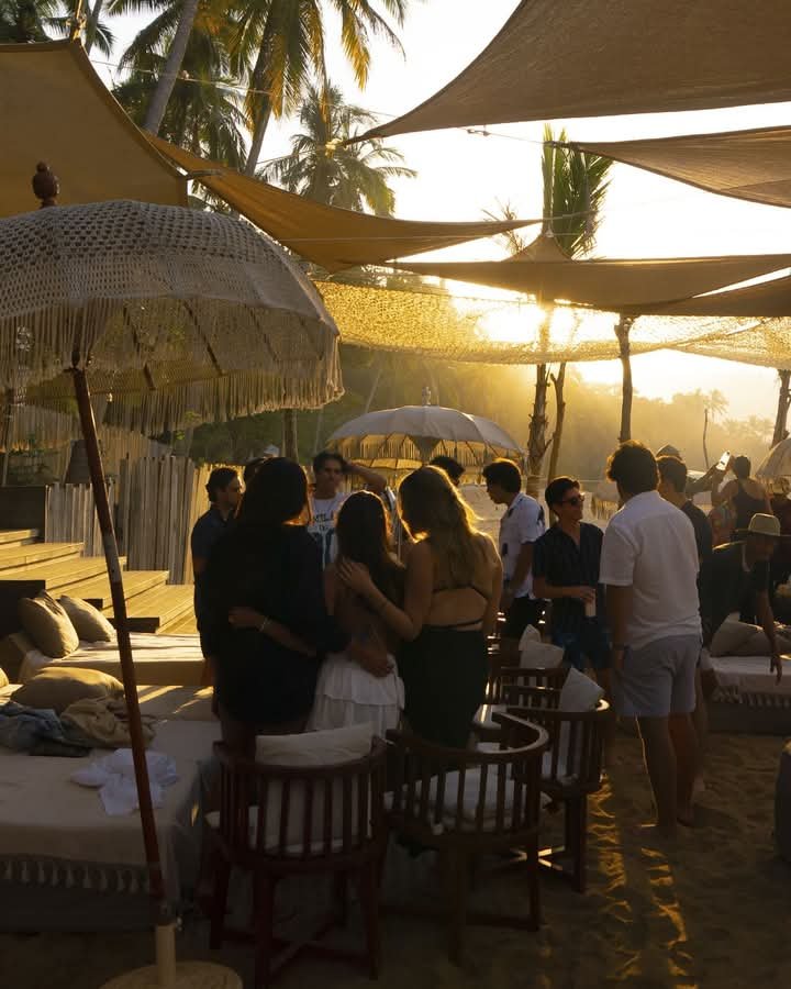 Visitantes al atardecer bajo las palmeras de Ánima