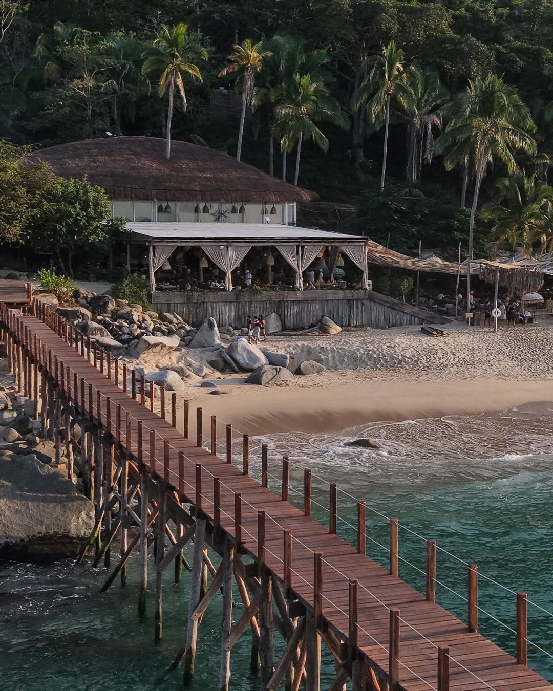 Muelle frente al restaurante Ánima