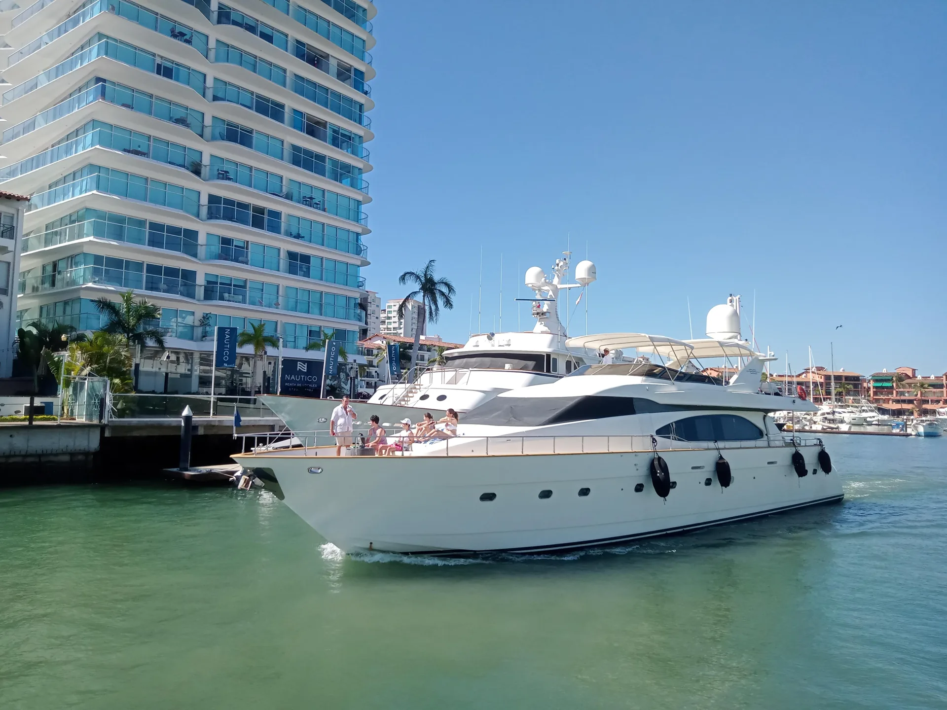 Yate de lujo en la marina de Puerto Vallarta